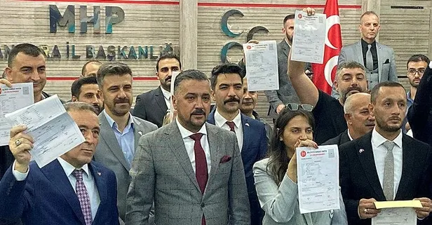 Zafer Partisi Eski Genel Başkan Yardımcısı Ayhan Türk ve beraberindeki eski Zafer Partililer, MHP'ye katıldı