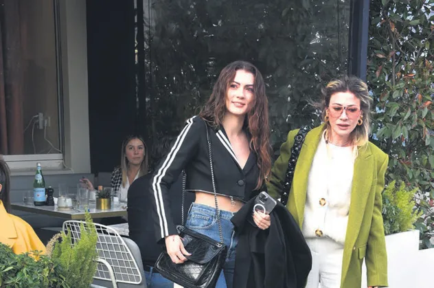 Burcu Özberk'ten ilginç itiraf! 'O zaman çok küçüktüm'