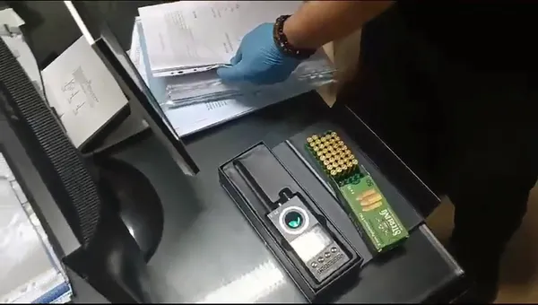 Şirinler çetesine düzenlenen operasyonun görüntüleri ortaya çıktı! Koçbaşı ile kapıyı kıramayan polis zırhlı araçla girdi-6