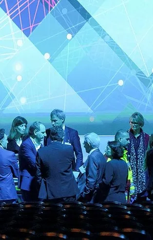 Alman Enerji ve Ekonomi Bakanı Peter Altmaier merdivenden düştü