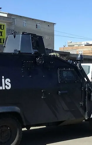 Diyarbakır'da silahlı bir grup iş yerini yayılım ateşine tuttu: 3 yaralı