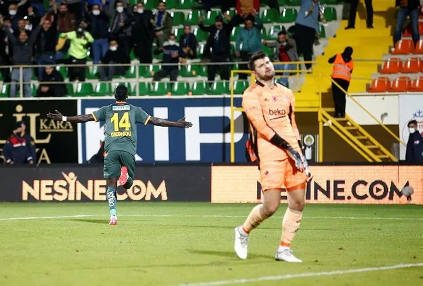 besiktasta-kritik-zirve-kotu-sonuclar-masaya-yatirilacak-1637528240269.jpeg Beşiktaş’ta kritik zirve! Yönetim Sergen Yalçın'la bir araya gelerek kötü sonuçları masaya yatırılacak-6