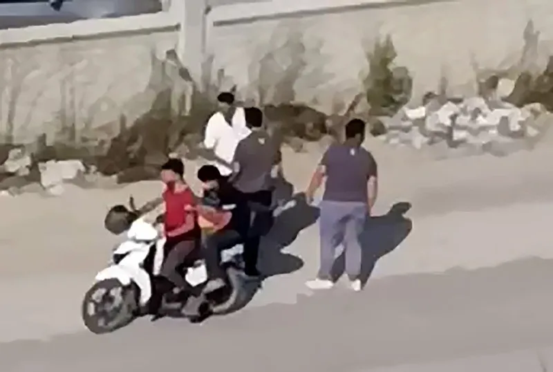 kacmaya-calisti-sokakta-yakaladi-adanada-tartistigi-kadini-doven-saldirgan-kamerada-1787211330911.jpeg Kaçmaya çalıştı, sokakta yakaladı! Adana'da tartıştığı kadını döven saldırgan kamerada-5