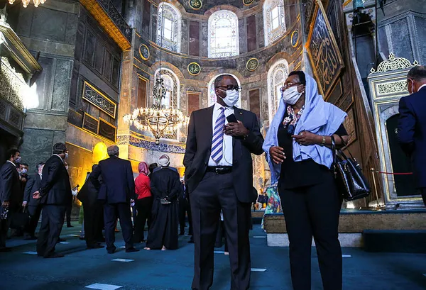 cumhurbaskanligi-sozcusuibrahim-kalin-turkiyede-gorevli-yabanci-buyukelcilere-ayasofya-i-kebir-camiini-gezdirdi-1596741921774.jpg Türkiye'de görevli yabancı büyükelçilere Ayasofya-i Kebir Camii'ni gezdiren Cumhurbaşkanlığı Sözcüsü İbrahim Kalın: Tarihi bir olay-4