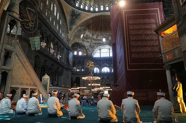 Son dakika: Zincirler kırıldı! Ayasofya-i Kebir Cami-i Şerifi Başkan Erdoğan'ın katılımıyla 86 yıl sonra ibadete açıldı-3