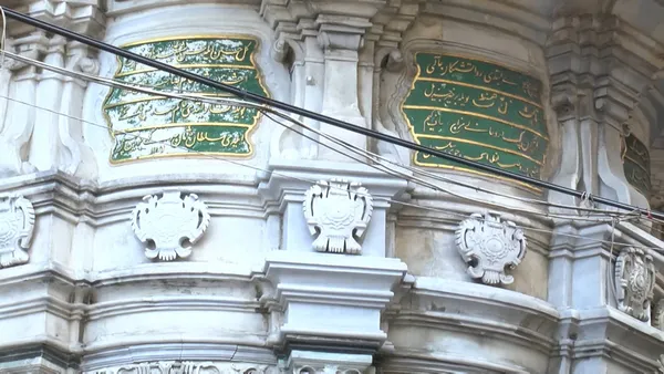 istanbulda-tarihi-esere-buyuk-saygisizlik-fatihte-nuruosmaniye-kulliyesi-sebili-kilim-sergisine-dondu-1643621476881.jpg İstanbul'da tarihi esere büyük saygısızlık! Fatih'te Nuruosmaniye Külliyesi sebili kilim sergisine döndü-12