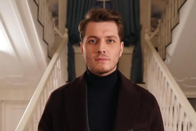 atvnin-yeni-dizisi-ayni-yagmur-altindada-gazze-icin-yurek-yakan-agit-cem-adrianin-kariyerinde-bir-ilk-bu-drami-1770413845585.jpeg atv'nin yeni dizisi Aynı Yağmur Altında’da Gazze için yürek yakan ağıt! Cem Adrian'ın kariyerinde bir ilk: "Bu dramı unutturmayan her projede varım"-7