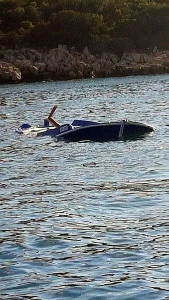 Sürat teknesinin muhabirleri taşıyan tekneye çarpma anları ortaya çıktı