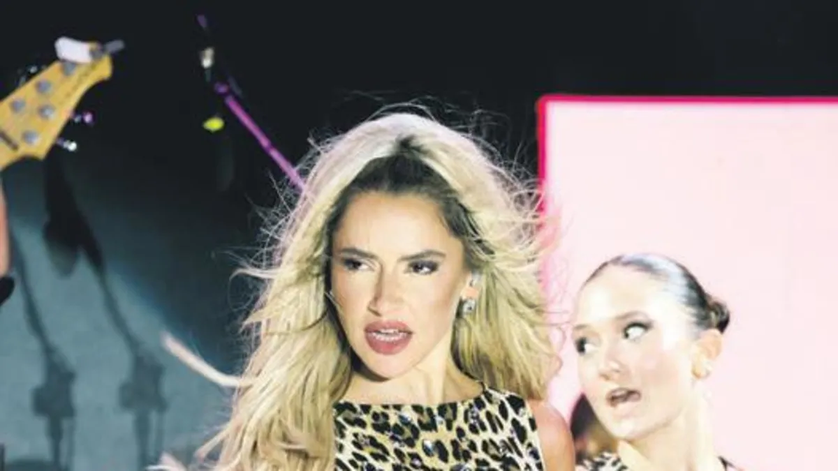 Hadise leopar desenli elbisesiyle sahnede göz doldurdu!