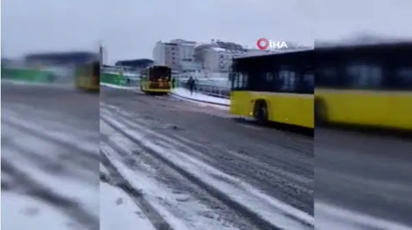 son-dakika-istanbulda-kar-firtinasi-istanbul-valiliginin-uyarilarina-ragmen-yollar-tuzlanmadi-ali-yerlikaya-di-1646893962403.jpg SON DAKİKA: İstanbul'da kar fırtınası! ❄İstanbul Valiliği'nin uyarılarına rağmen yollar tuzlanmadı: Ali Yerlikaya dikkat çekmişti servisler ve İETT yollarda kaldı-5