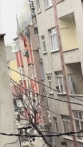 Son dakika: Bağcılar'da 4 katlı binada yangın! Anne, 3 çocuğu ile birlikte son anda kurtuldu-3
