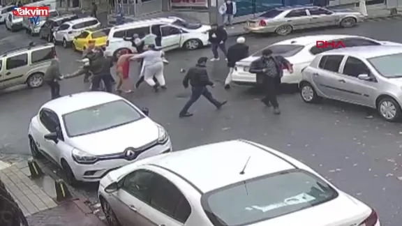 Sultangazi'de hasarlı trafik kazasının yumruklu kavgaya dönüştüğü anlar kamerada!