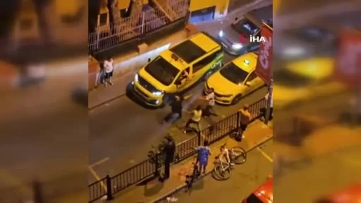 Fatih’te sürücüler arasındaki kavgada taksiciyi darp ettiler: O anlar kamerada