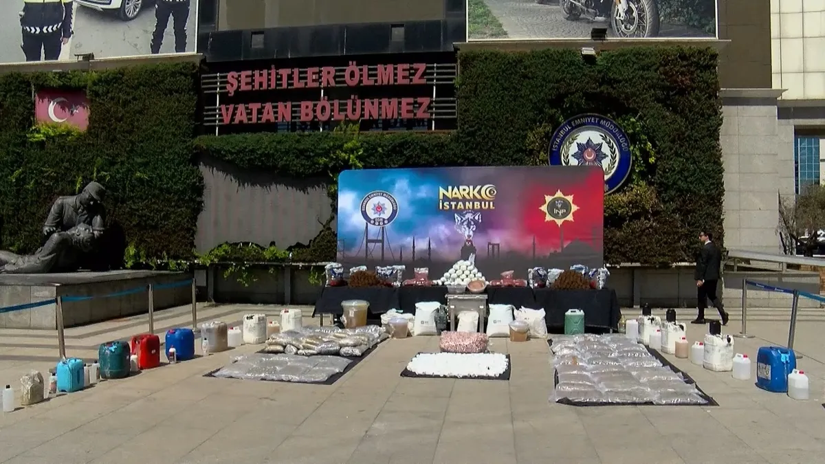 12 ilde düzenlenen operasyonlarda ele geçirilen 1 ton 163 kilogram uyuşturucu emniyette sergilendi