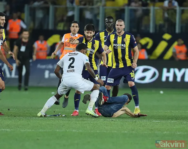 Ankara'da saha karıştı! Tribünden inen taraftar Beşiktaşlı Salih Uçan'ı tekmeledi, Josef kırmızı kart gördü - 13