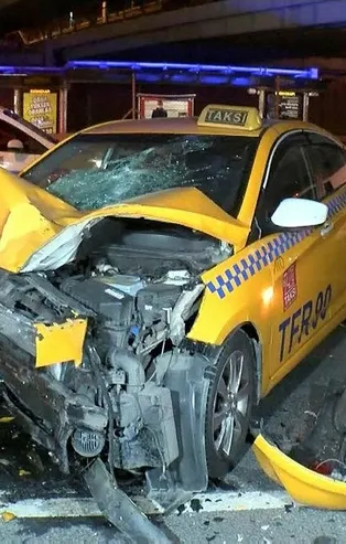 Eyüpsultan'da ticari taksi ile otomobil feci şekilde çarpıştı! 1'i ağır 3 yaralının yardımına sağlık öğrencileri koştu