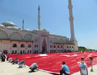 Çamlıca Camii avlusunda dev Türk bayrağı açıldı