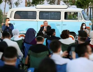 Başkan Erdoğan şarkılara eşlik etti