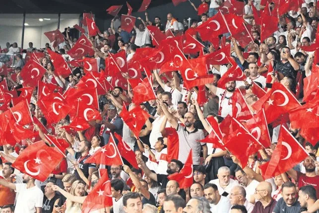 sinan-akcil-turkler-geliyorun-yayin-tarihi-aciklandi-1778310092559.jpeg Türkler geliyor! Sinan Akçıl milli takım için yazdığı marşın tarihini manidar bir şifreyle ilan etti: 14 Mayıs detayı!-3