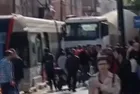 İstanbul Zeytinburnu'nda feci kaza! Beton mikseriyle tramvay kafa kafaya girdi: Camlar kırıldı, vatandaşlar...