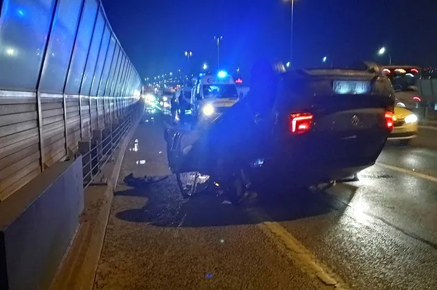 Haliç Köprüsü'nde kaza! Otomobil takla atıp ters döndü