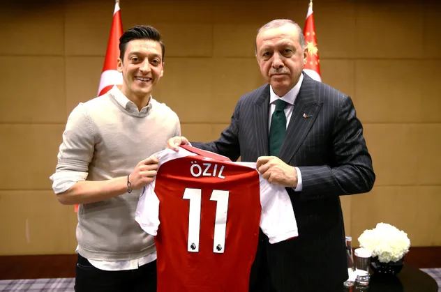 Uli Hoeness Mesut Özil’e yine hakaret etti!