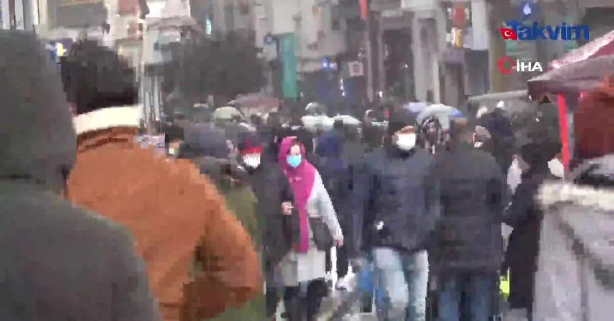 İstiklal Caddesi'nde kar yoğunluğu
