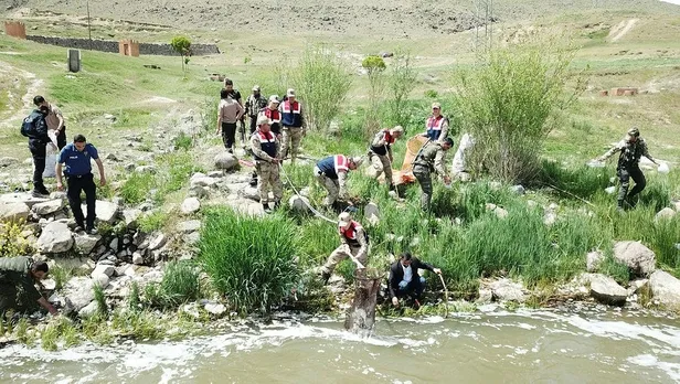 Van'ın Muradiye ilçesinde güvenlik güçleri uçan balıklar için seferber oldu-3