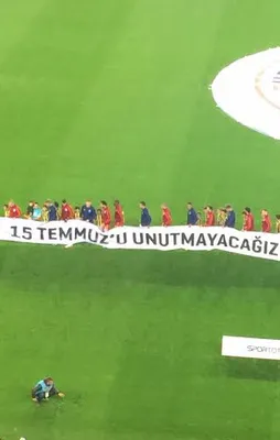 Dev derbide anlamlı pankart