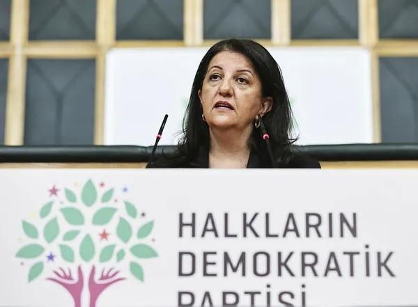hdp-es-genel-baskanipervinbuldan-partisinin-kapatma-davasina-tepki-gostererek-demokratik-olduklarini-savundu-1623179099852.jpg HDP Eş Genel Başkanı Pervin Buldan, partisinin kapatma davasına tepki göstererek "demokratik" olduklarını savundu-2