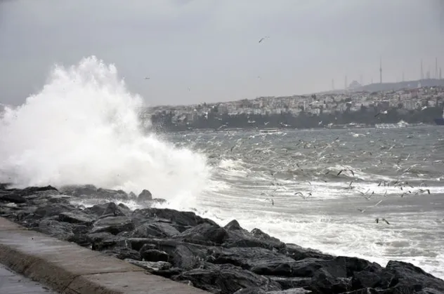Marmara Denizi'nde ulaşıma lodos engeli!