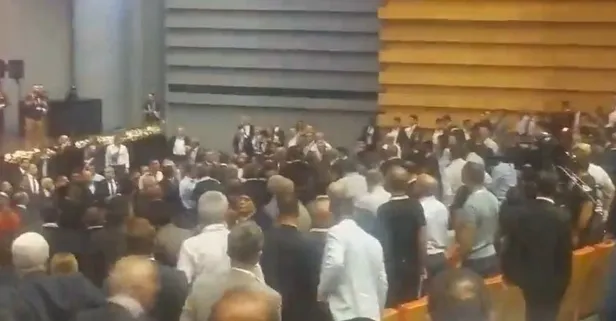 CHP kurultayında Kemal Kılıçdaroğlu kavgası: Tekmeler yumruklar havada uçtu