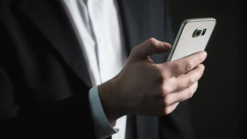 yeni-duzenleme-duyuruldu-fiyatlar-dusuyor-hangi-telefonlar-indirimli-listede-1761294255106.jpg