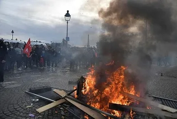 Emeklilik reformuna karşı isyan Fransa’nın sokaklarını çöplüğe çevirdi! Macron’a giyotin tehdidi: Kafasını keseriz