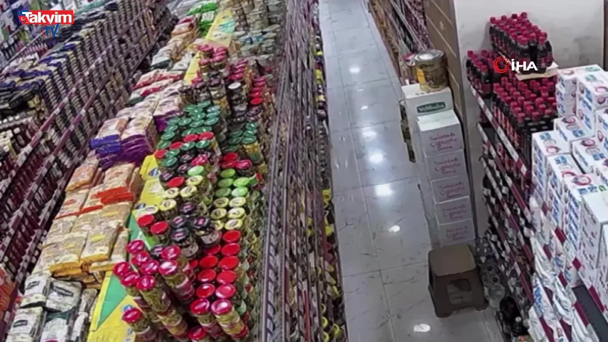Yüksekova'da deprem anı kamerada