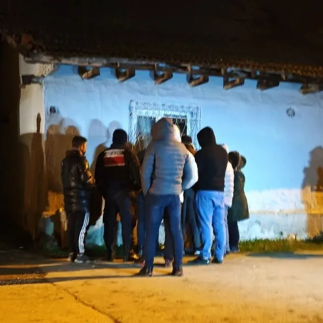 Rehine krizi! 2 çocuğunun boğazına bıçak dayadı