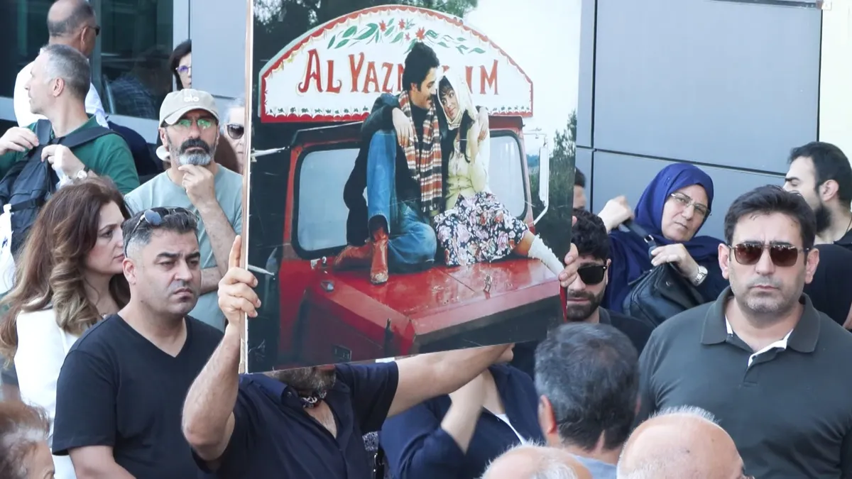 Yeşilçam efsanesi Kadir İnanır’a son görev: Sevenleri kabrini çiçeklerle donattı-6