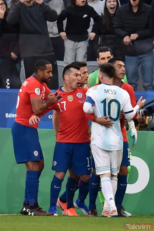 Messi ve Medel fena kapıştı! Kırmızı kartlar havada uçuştu - 11