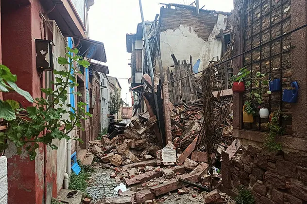 SON DAKİKA: Ayvalık'ta yağış nedeniyle 2 katlı bina yıkıldı!