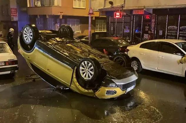 Kontrolden çıkan araç sokak arasında takla attı! Yer: Esenler