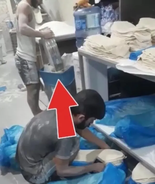 Sosyal medyada infial yaratan görüntüler! Edirne'de fırında yere dökülen unları kürekle toplayıp lavaş yaptı!-3