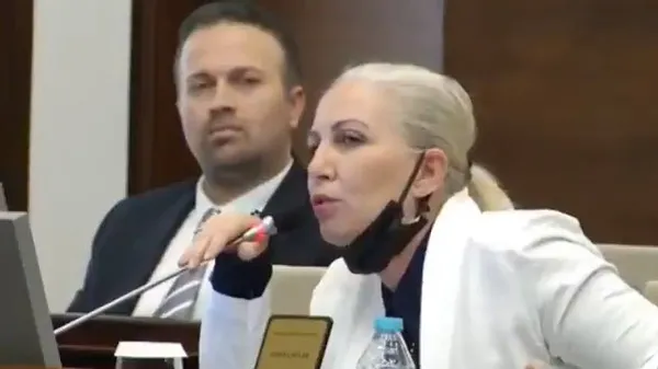 son-dakika-chpli-buyukcekmece-belediye-baskani-hasan-akgunden-kadin-meclis-uyesine-hakaret-surekli-lastigi-patliyor-1621585513505.jpg SON DAKİKA: CHP'li Büyükçekmece Belediye Başkanı Hasan Akgün'den kadın meclis üyesine hakaret: Sürekli lastiği patlıyor-7