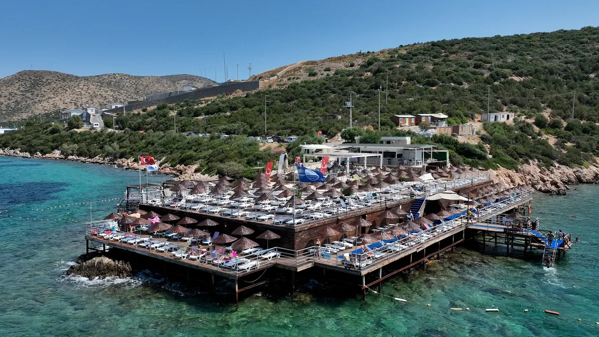 bodrumda-butce-dostu-tatil-halk-plajlari-doldu-1785138327982.jpg Bodrum’da ücretsiz halk plajları yaz sezonunda yoğun ilgi görüyor.