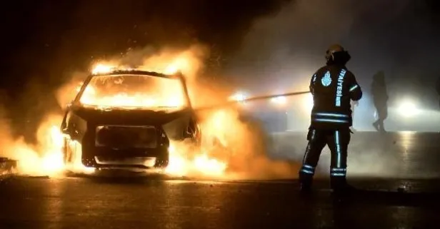 Kartal’da korku dolu anlar: Seyir halindeki otomobil alev alev yandı