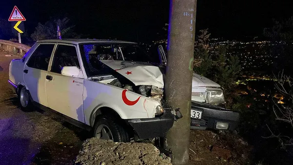 Bursa'da kontrolden çıkan otomobil aydınlatma direğine çarptı: 2 yaralı-1