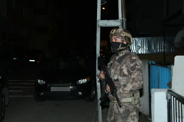 İstanbul'da şafak operasyonu! Çok sayıda kişi gözaltında-1