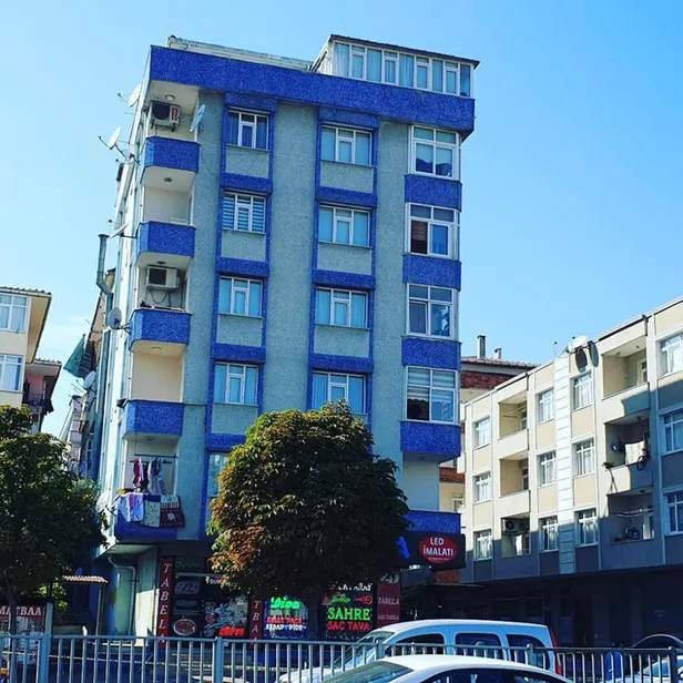 İstanbul'daki deprem sonrası Şirinevler'de yan yatan bir bina tahliye edildi-2