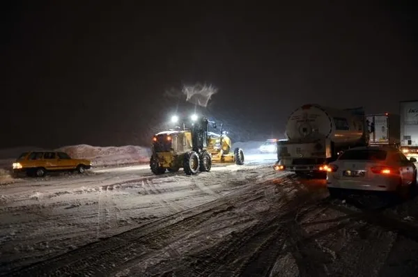 kar-yagisi-bitlis-diyarbakir-kara-yolunda-ulasimi-olumsuz-etkiliyor-1611952187393.jpeg