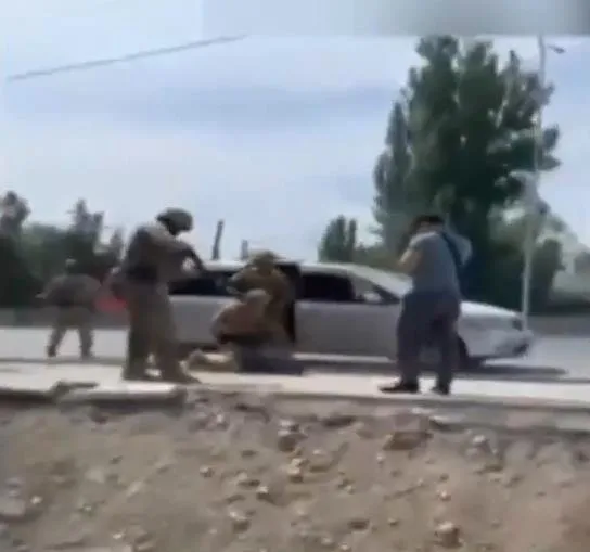 kirgizistanda-darbe-girisimi-asker-ve-burokratlara-operasyon-baslatildi-1685959733571.jpeg Kırgızistan'da darbe girişimi! Asker ve bürokratlara operasyon başlatıldı-2