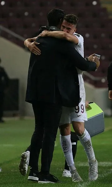 hatayda-gol-duellosu-hatayspor-basaksehir-3-3-berabere-kaldi-1667849188630.jpeg Hatay'da gol düellosu! Hatayspor-Başakşehir 3-3 berabere kaldı-9